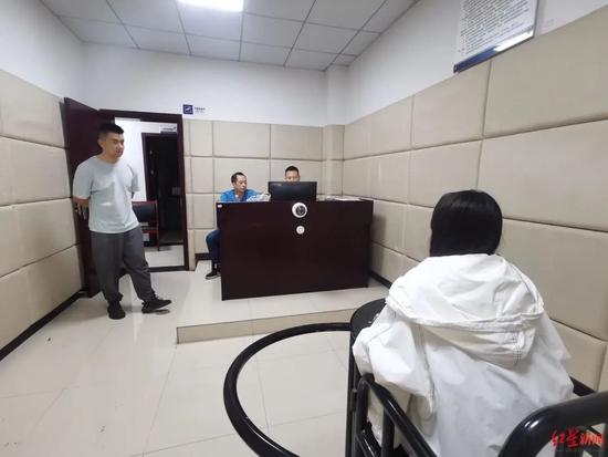 ▲犯罪嫌疑人接受警方讯问