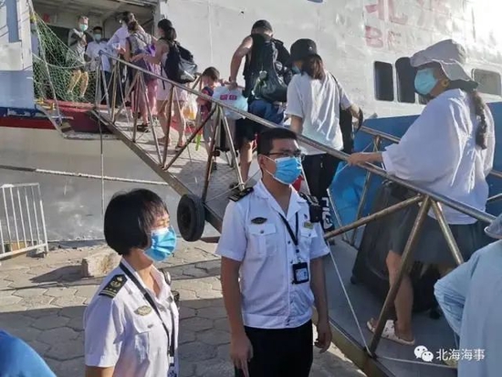 游客有序离岛。 北海海事 图