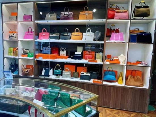 做外贸生意的老板,一次性出售十多只"爱马仕"包包,疫情之下,从"包治