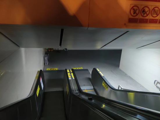 　　▲&nbsp;攝/鄧雨潔&nbsp;成都某地鐵站入站口關閉部分燈光