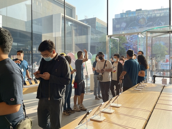 苹果三里屯店排队取机器的人群。  澎湃新闻记者 秦盛 图
