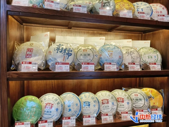 ▲大益专卖店成列的单饼在1000元-6000元之间的普洱茶开头:中新经纬马静摄