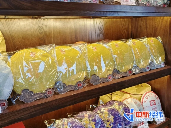 ▲金黄色包装茶饼即为近期发售的新茶2101金色韵象，店内使命人员称“价钱仍在变动，暂无标价”起原：中新经纬马静摄