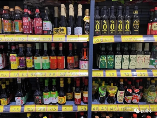 图片来源：超市里陈列的酱油产品，来源：钛媒体APP拍摄