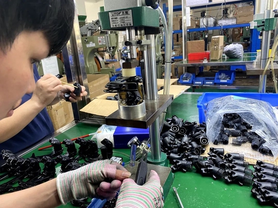 速瑞达工厂：工人正在生产自行车零件
