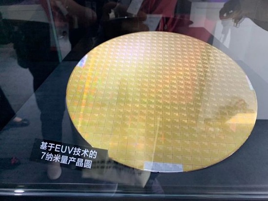 三星曾在中国“进博会”上展示的半导体产品，李在镕任三星电子会长后预计将加码半导体业务。 此图由王珍拍摄。