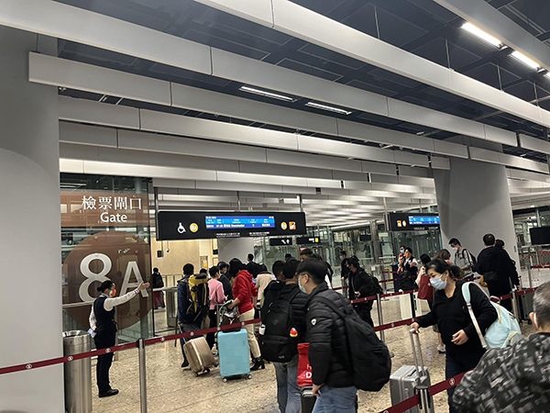 7时03分,香港西九龙站开往深圳北站的高铁开始检票,旅客有序进站乘车.