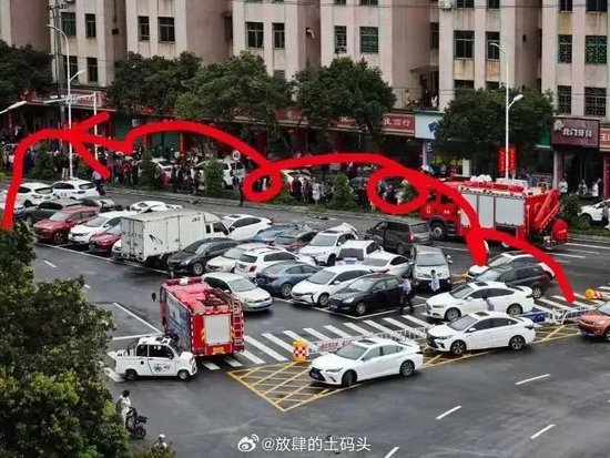 翻滚十余次连撞数车！警方通报