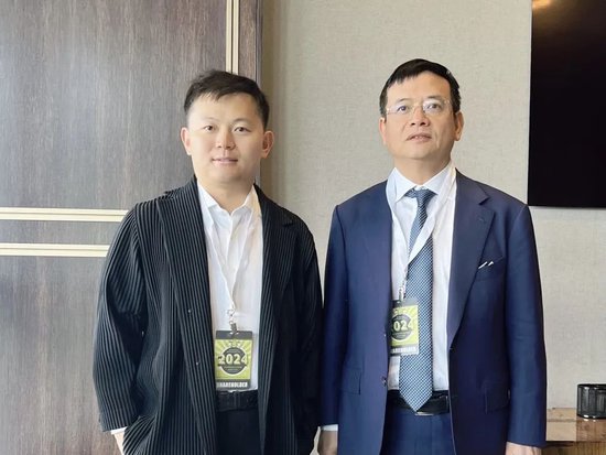 东方港湾董事长,基金经理但斌(右)