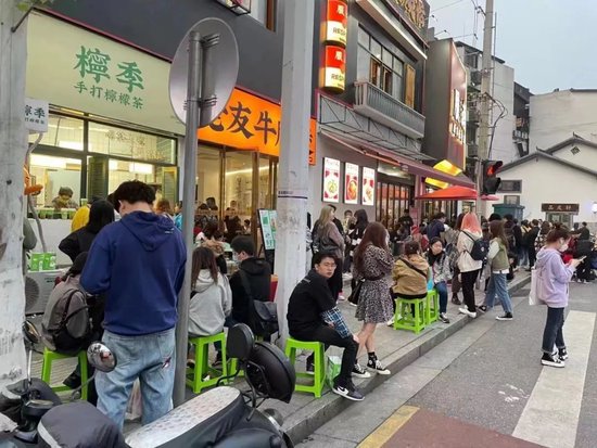 2021年2月8号,长沙南门口,一间只有3平米的柠季手打柠檬茶店,正式