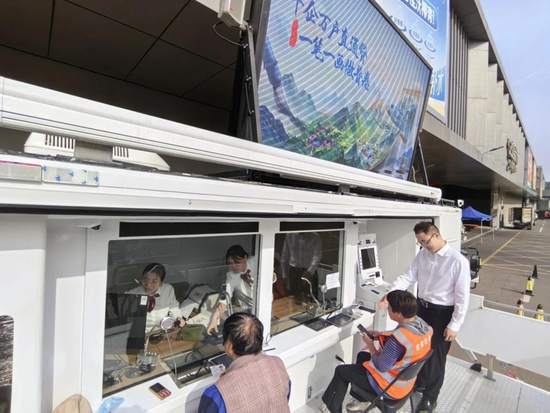 ▲ 工行山东分行流动银行车提供便民金融管事