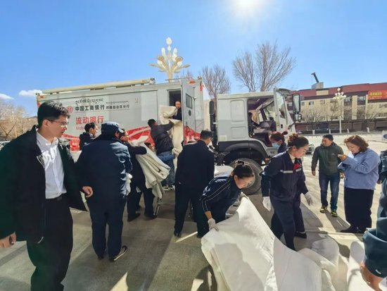 图为日喀则金融系统捐赠的物资。