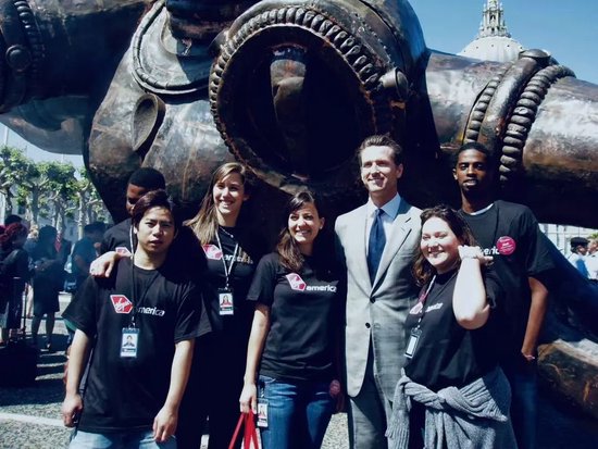  加州州长纽森指出，美国总统特朗普的“非法关税”正在给加州的家庭、企业和经济带来混乱。摄/金焱