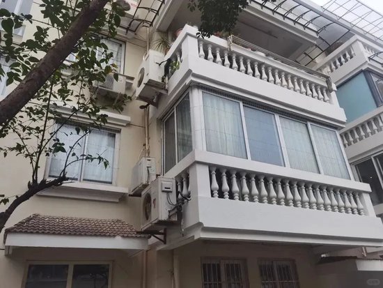 湖畔花园16幢1单元202室