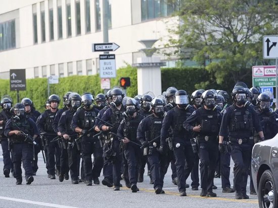 6月6日，洛杉矶警方集结应对抗议活动。新华社/美联