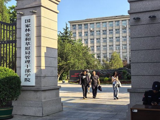 考生们参加基金从业人员考试后陆续走出考场。