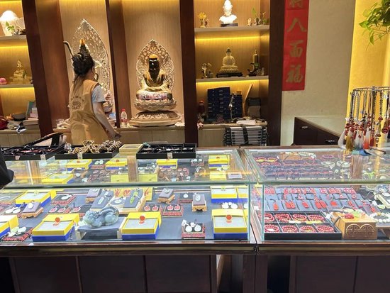  ◎&nbsp;少林寺的法物流通处，装潢精致