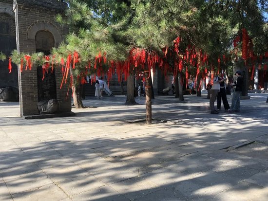 ◎&nbsp;少林寺内的释永信纪念碑，已被移除