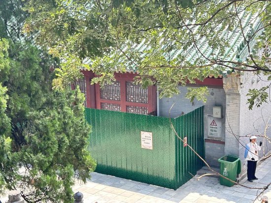 ◎&nbsp;少林寺方丈室，被绿色围挡团团围住