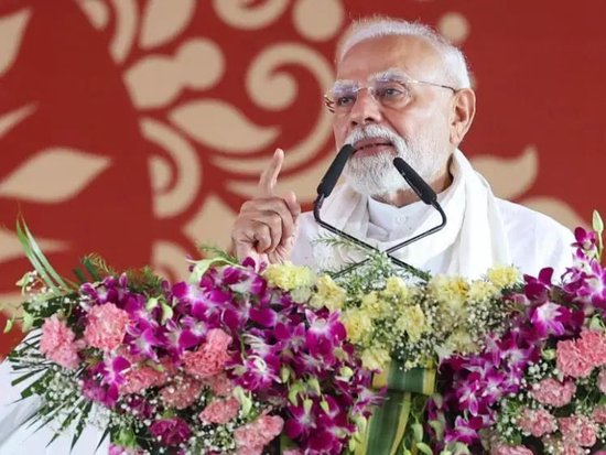  印度总理莫迪8月2日在印度北方邦城市瓦拉纳西的一个集会上发表讲话。（图片来自莫迪办公室网站）