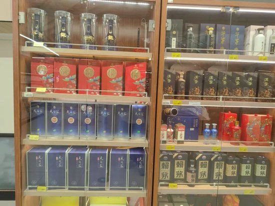 深圳某超市白酒专柜打折促销。深圳商报·读创客户端记者 周良成 摄