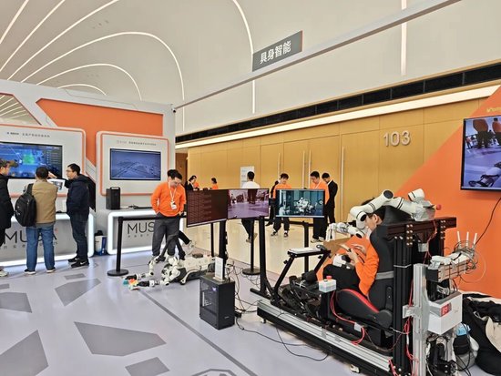 微博:蜜蜂收卡-能效提升10倍！摩尔线程最新发布