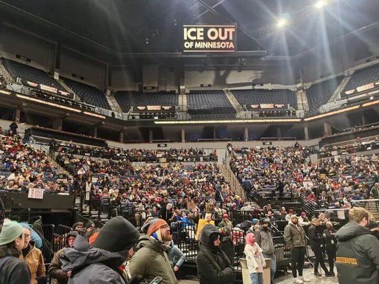 1月23日，抗议者在美国明尼苏达州明尼阿波利斯市参加集会。新华社发