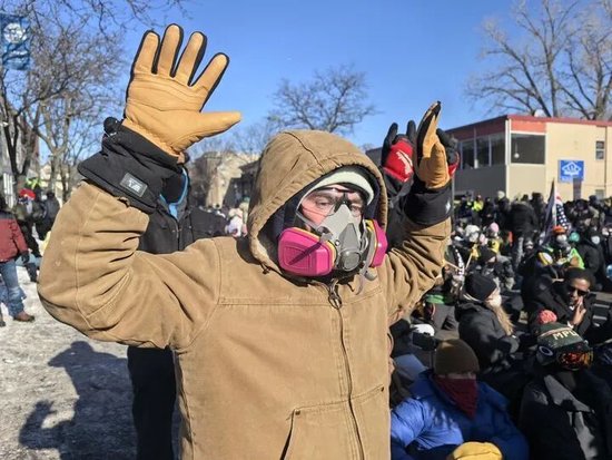 这是1月24日在美国明尼苏达州明尼阿波利斯市拍摄的示威抗议现场。新华社发