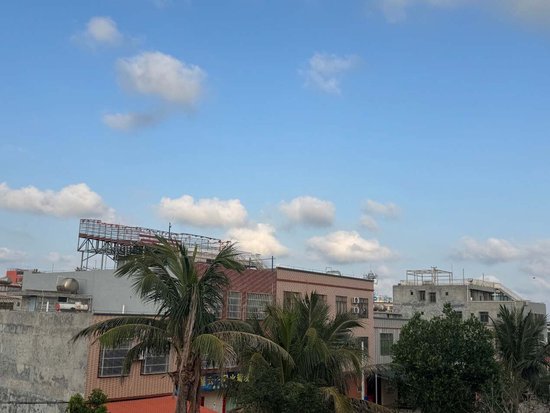 图9：远处不少居民楼在楼顶自发搭建火箭发射观礼台 　　资料来源：实地拍摄，申万宏源研究