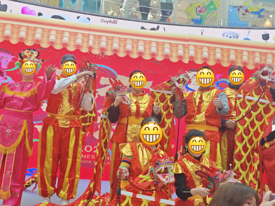 图6：万达广场的社火表演