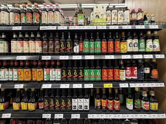 ▲西安某大型连锁商超酱油货架，售卖多款“减盐酱油”