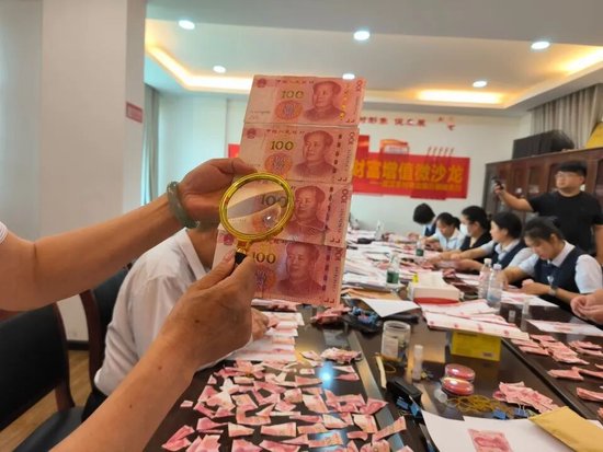 “八旬老人撕碎20万养老金”，银行拼接后为老人家属成功兑换26.66万元，比预想还多出6万余元