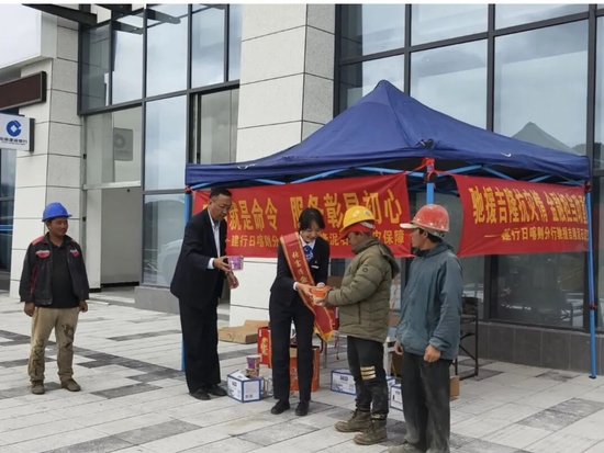 ▲吉隆支行张富清金融服务队搭建物资补给点，为停留在吉隆镇的受困人员送上应急生活保障物资