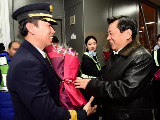 民航局局长冯正霖在大兴机场慰问平安回归的航班机组人员( 张哈斯巴根/摄)