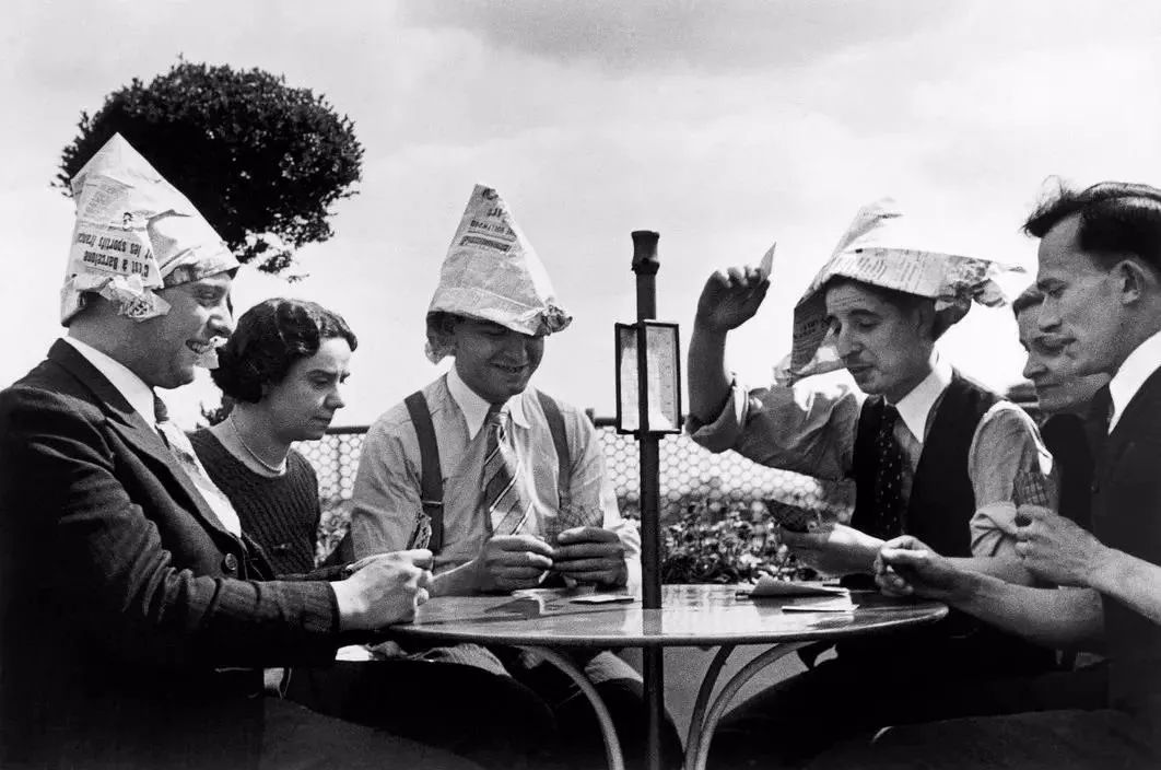 | 1936年罢工期间，百货公司员工在屋顶露台上打牌。