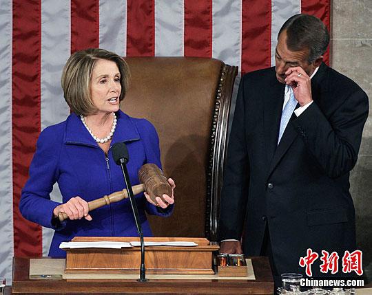 资料图：美国众院议长佩洛西（左）。