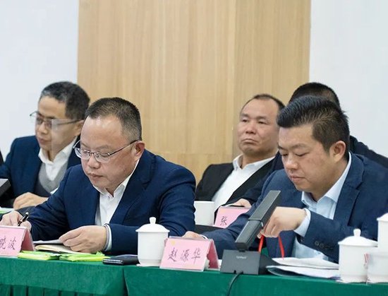 古蔺县委书记任晓波(前排左),古蔺县委副书记,县长赵源华(前排右)