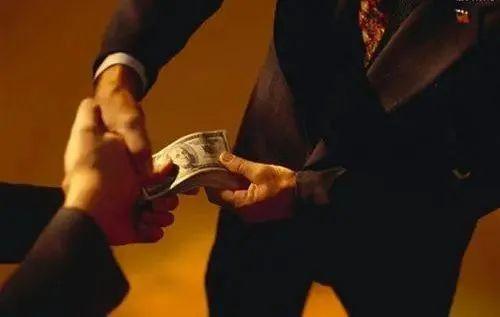 自贡银监分局原局长受贿700万落马 牵出当地银行行贿往事