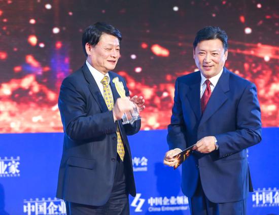 经济日报社副总编辑郑波为洪崎颁奖。