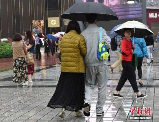 資料圖：市民裹羽絨服出行。周毅 攝