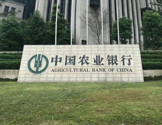 上海农行员工携款逃亡27年被押回 上世纪90年代银行人员潜逃事件曾多发