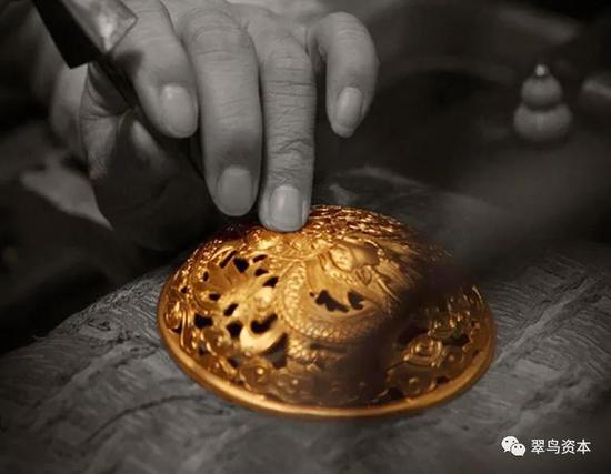 老铺黄金IPO：存款大“爆发” 经营现金流持续为负