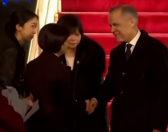 寒风中，刚下飞机的卡尼，拉着中方代表谈了很久