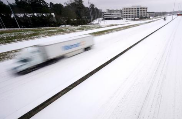 美国得州暴雪肆虐数百万人挨冻 市长竟然说“强者才能生存”