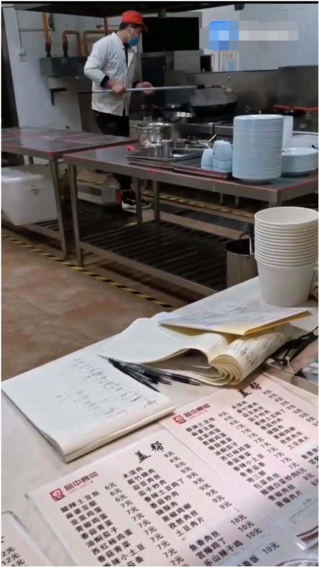高校餐厅员工用锅洗拖把：涉事员工辞退罚款2千 涉事公司罚款1万
