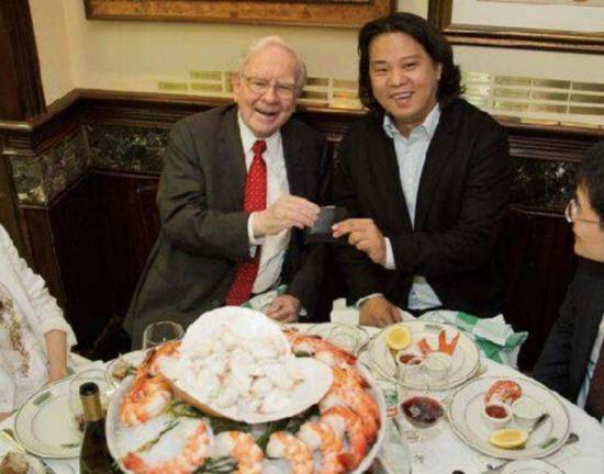 跟股神共同托起一个钱袋子,什么心情?