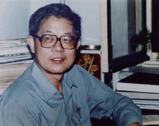 周光召先生在办公室(上世纪八十年代初)