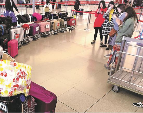 代购商家装满商品的行李 箱准备在机场托运。图/视觉中国