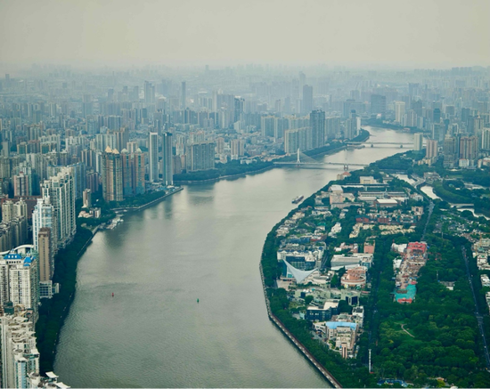 广州希望在“十五五”期间提前实现“人均地区生产总值达到世界中等发达国家水平”，推动粤港澳大湾区合作将是进一步推动其经济增长的重点领域之一。摄/焦建
