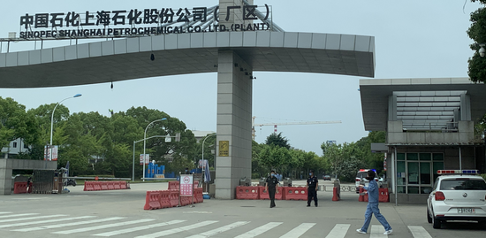 实探上海石化工厂：门口停警车，拉起警戒线！员工称已正常上班，影响品类乙二醇供应增量超需求